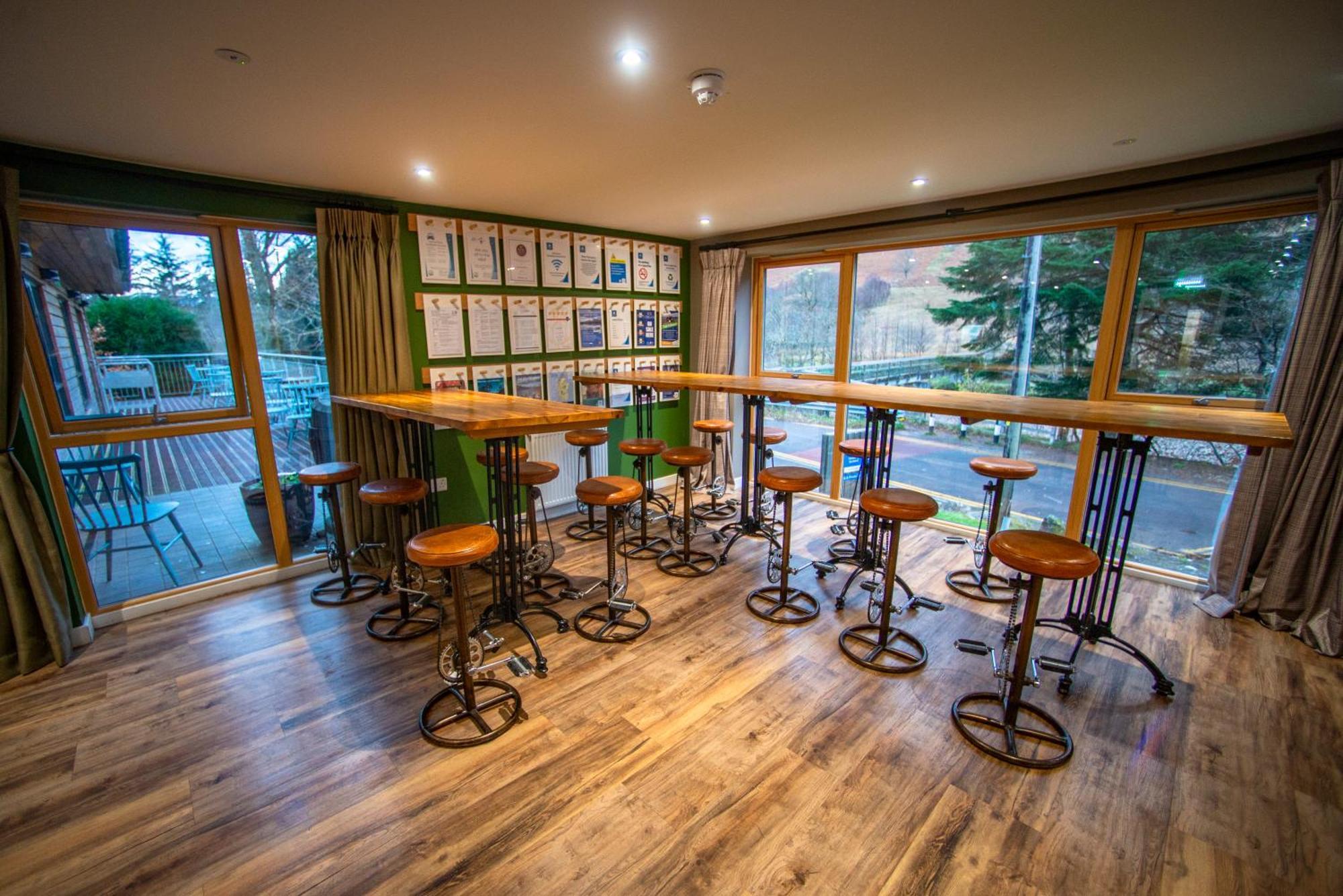 פורט ויליאם Glen Nevis Youth Hostel מראה חיצוני תמונה The bar at the National Motor Museum