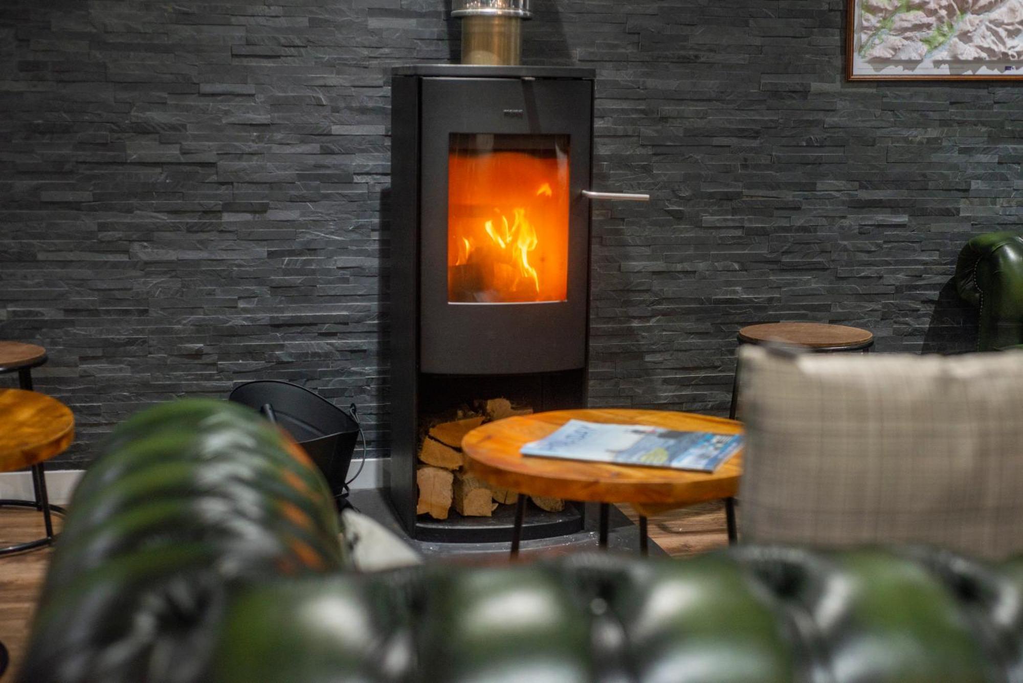 פורט ויליאם Glen Nevis Youth Hostel מראה חיצוני תמונה A wood burning stove