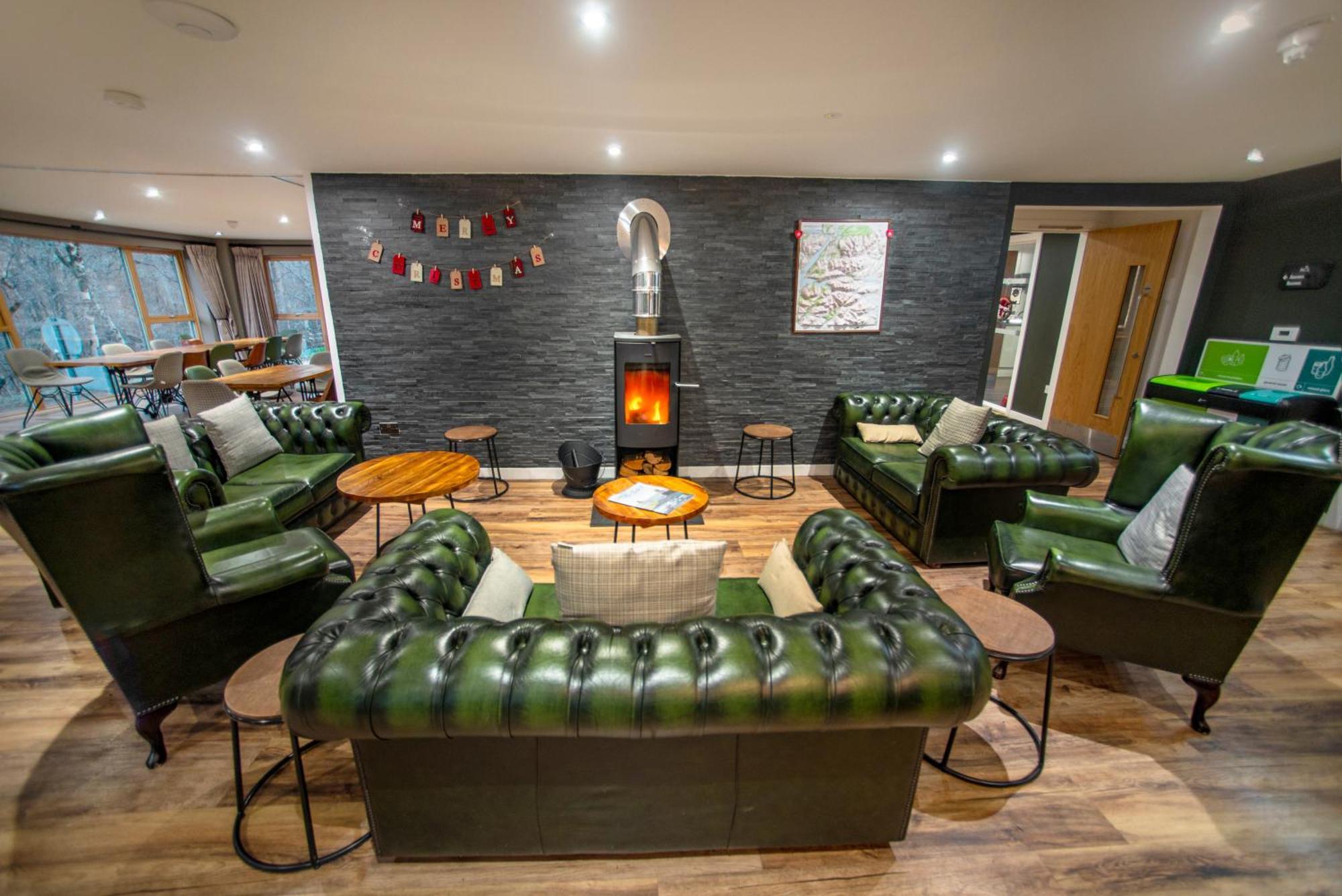 פורט ויליאם Glen Nevis Youth Hostel מראה חיצוני תמונה The lounge at the station