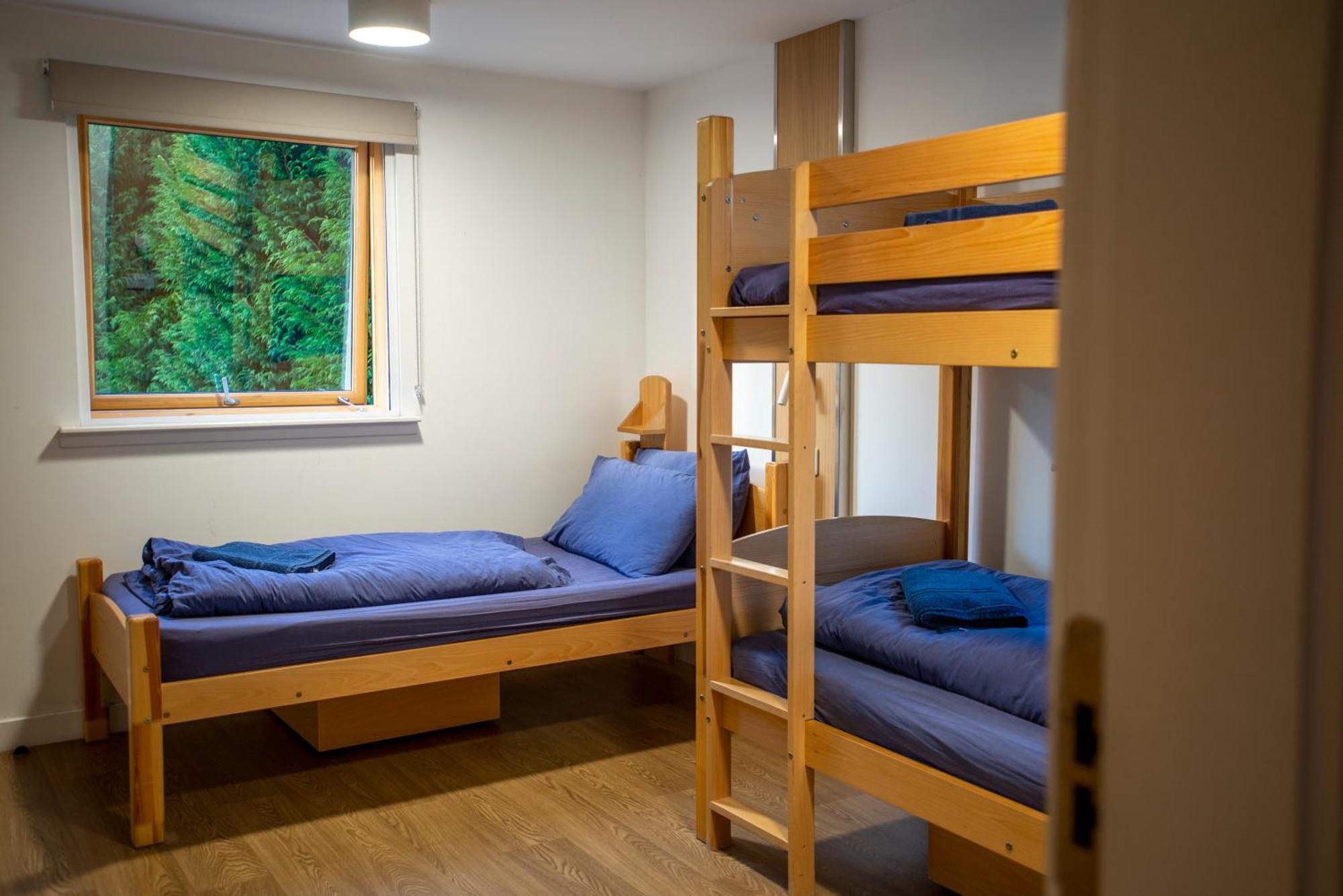 פורט ויליאם Glen Nevis Youth Hostel מראה חיצוני תמונה A bunk room at a hostel