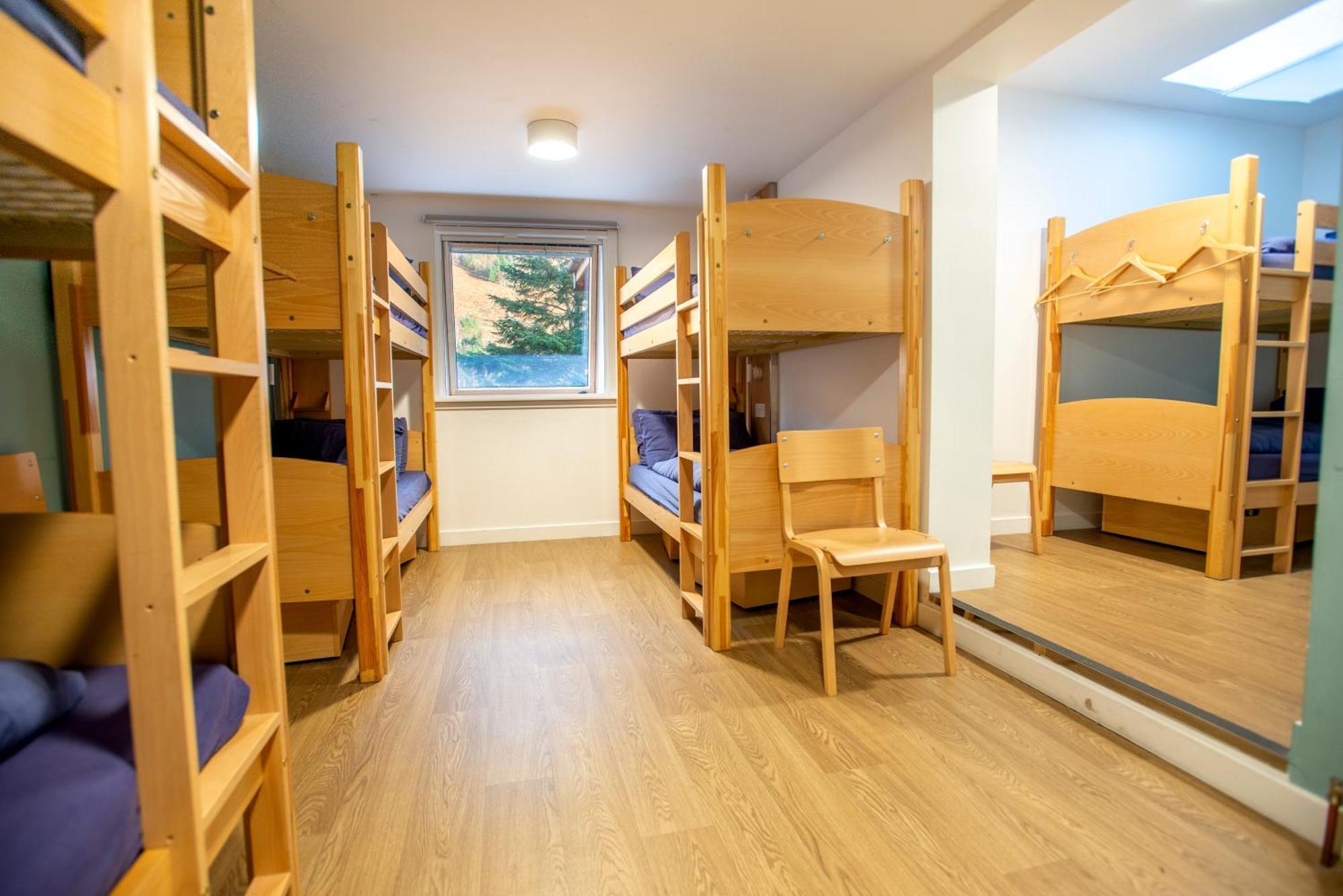 פורט ויליאם Glen Nevis Youth Hostel מראה חיצוני תמונה A typical bunk room at a hostel