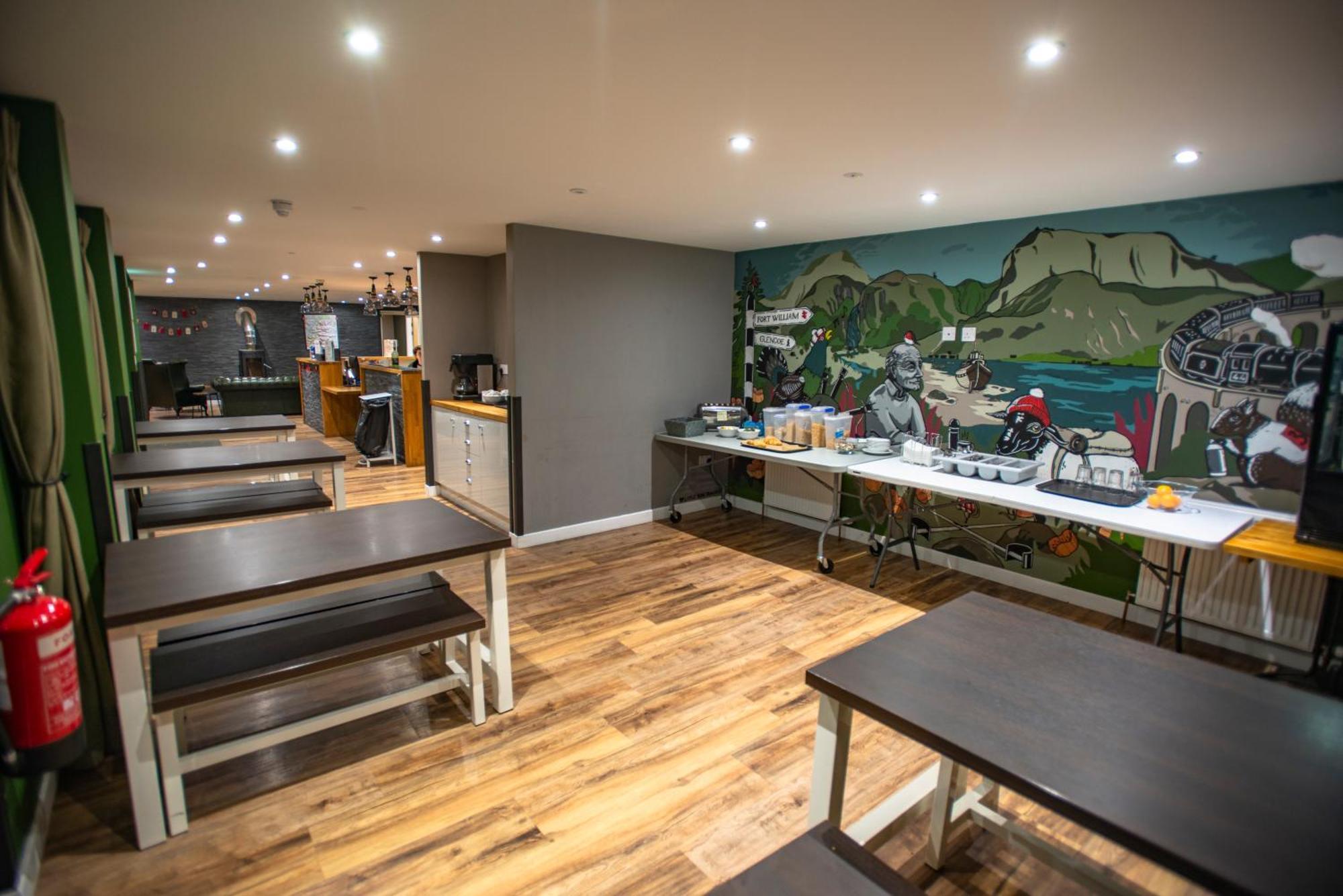 פורט ויליאם Glen Nevis Youth Hostel מראה חיצוני תמונה The interior of a Costa Coffee shop