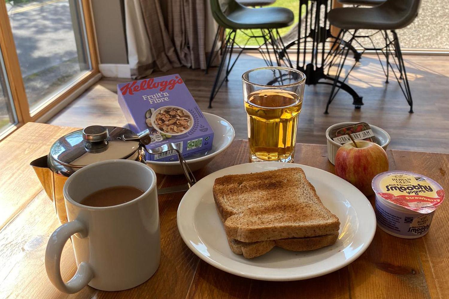 פורט ויליאם Glen Nevis Youth Hostel מראה חיצוני תמונה A breakfast with Kellogg's Fruit 'n Fibre