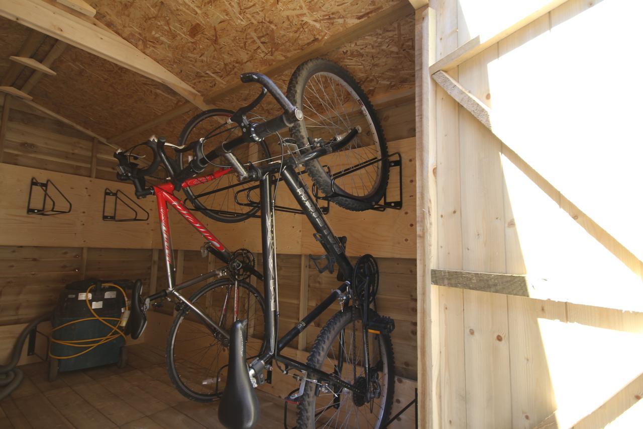 פורט ויליאם Glen Nevis Youth Hostel מראה חיצוני תמונה A bicycle shed