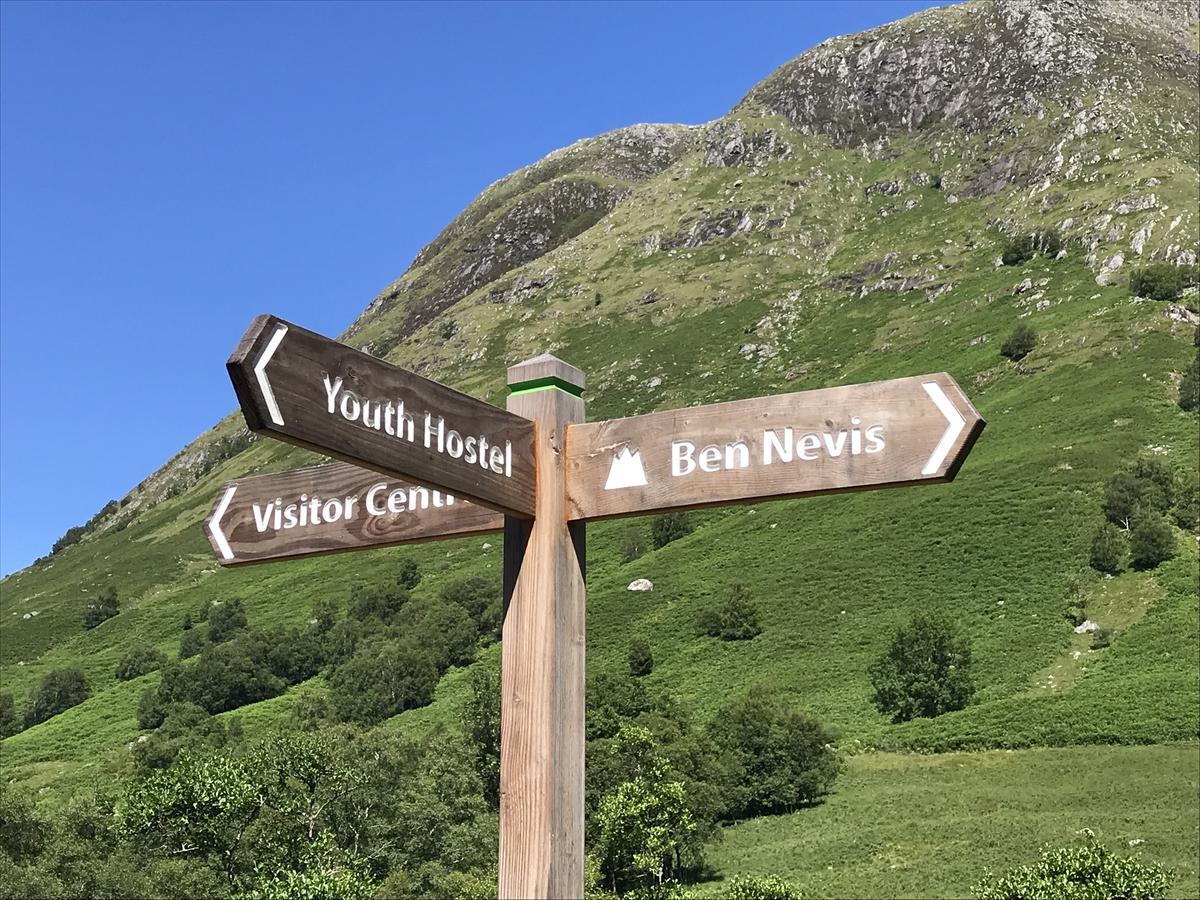 פורט ויליאם Glen Nevis Youth Hostel מראה חיצוני תמונה Signpost at the Youth Hostel